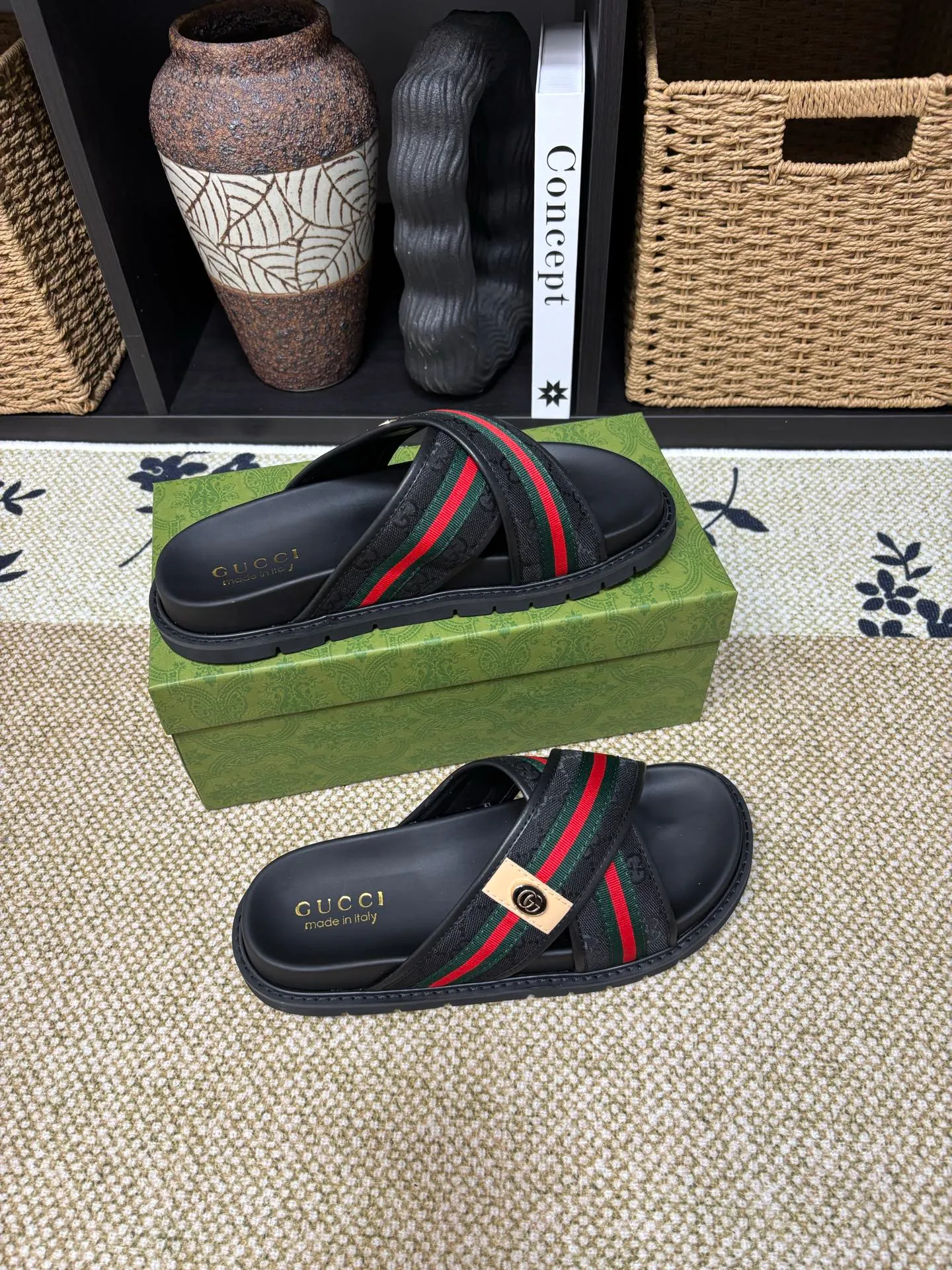 Factory 💰 300 yuan Gucci slippers] high-end men's shoes brand official website 1:1 latest masterpiece: original mold customization, the fabric is made of imported original materials, upgraded outsole, lighter and non-slip. The market's top quality, simple yet tasteful, a must-have for fashionistas, fashionable at your feet, full of confidence, the same style at the counter 👍The season of summer slippers is here. Code: 38-45 (45 customized)